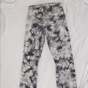 Lululemon leggings size 6- dry fit material